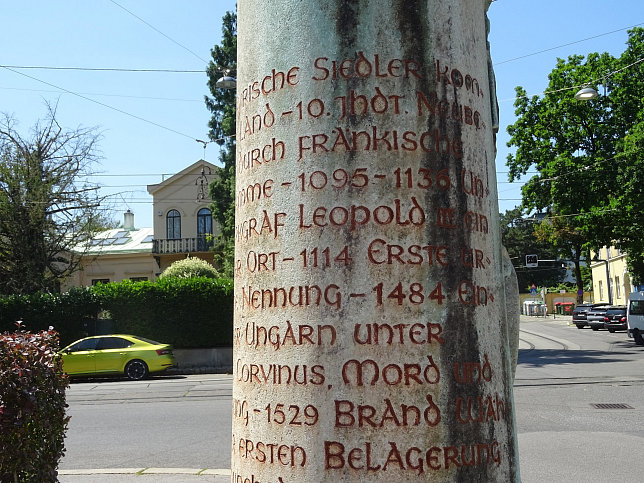 Wegs�ule mit Relief und Beschriftung von Leopold Hohl