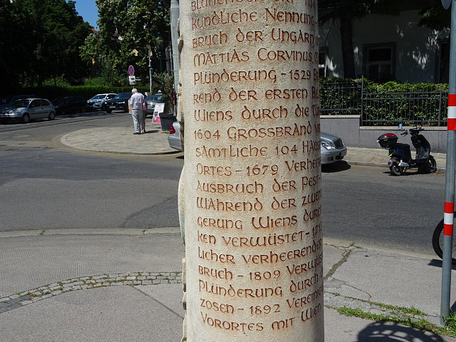 Wegs�ule mit Relief und Beschriftung von Leopold Hohl