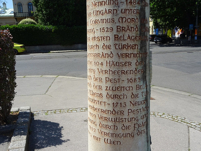 Wegs�ule mit Relief und Beschriftung von Leopold Hohl