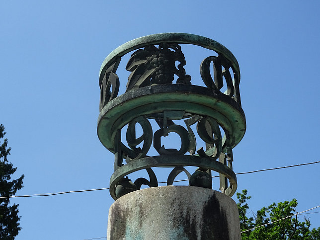 Wegs�ule mit Relief und Beschriftung von Leopold Hohl