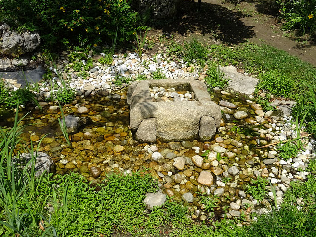 Setagayapark, Quellstein