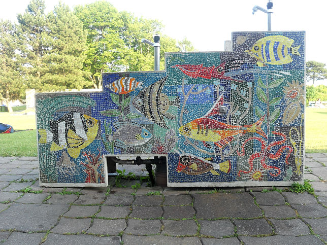 Trinkbrunnen mit Fischen