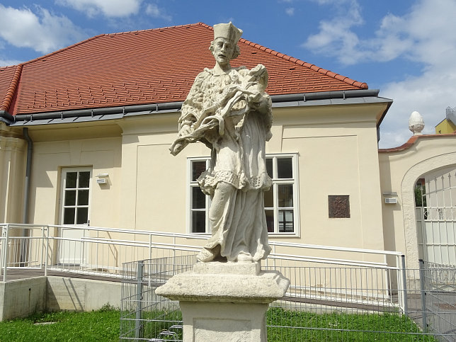 Jedleseer Herrschaftshaus mit Hl. Nepomuk.