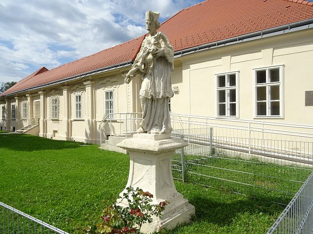 Jedleseer Herrschaftshaus mit Hl. Nepomuk.