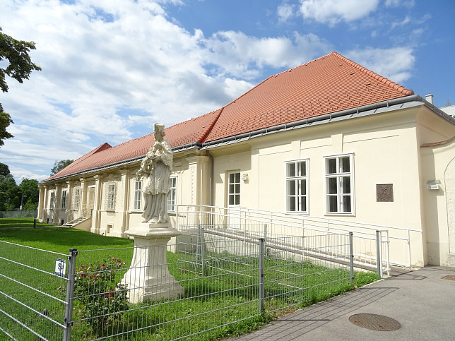 Jedleseer Herrschaftshaus mit Hl. Nepomuk.