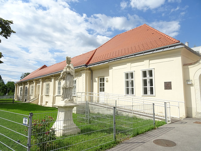 Jedleseer Herrschaftshaus mit Hl. Nepomuk.