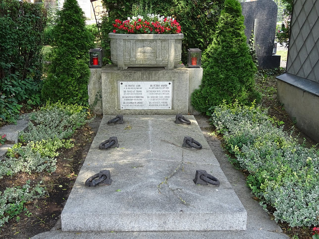 Strebersdorfer Friedhof, Grab der Schulbr�der M1