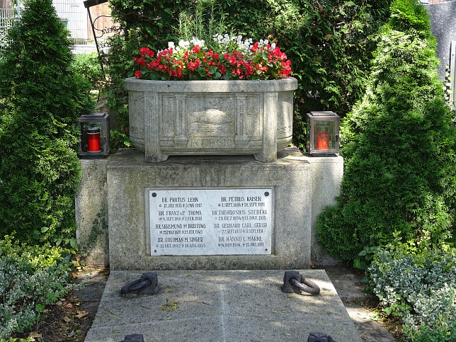 Strebersdorfer Friedhof, Grab der Schulbr�der M1