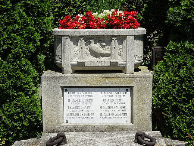 Strebersdorfer Friedhof, Grab der Schulbr�der M3