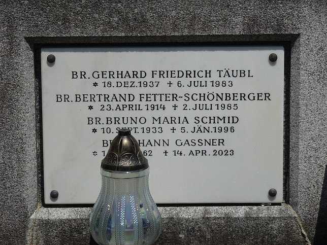 Strebersdorfer Friedhof, Grab der Schulbr�der M4 und M5