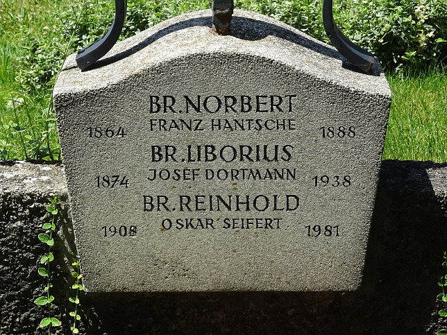 Strebersdorfer Friedhof, Grab der Schulbr�der