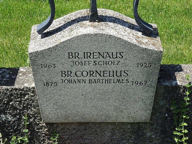 Strebersdorfer Friedhof, Grab der Schulbr�der