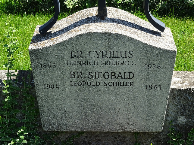 Strebersdorfer Friedhof, Grab der Schulbr�der