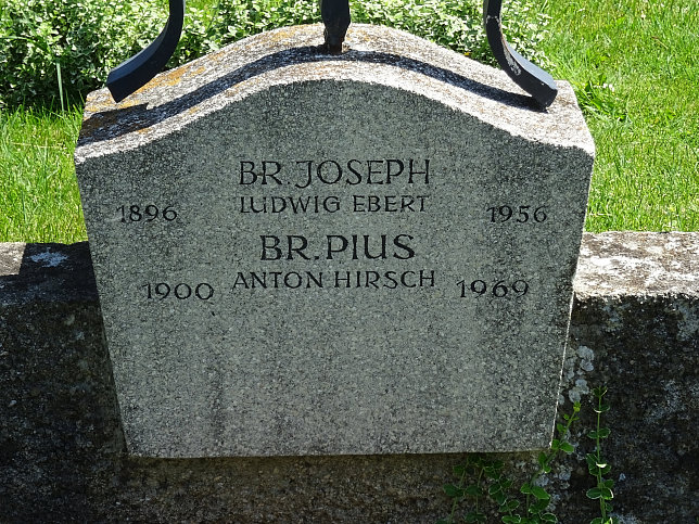 Strebersdorfer Friedhof, Grab der Schulbr�der