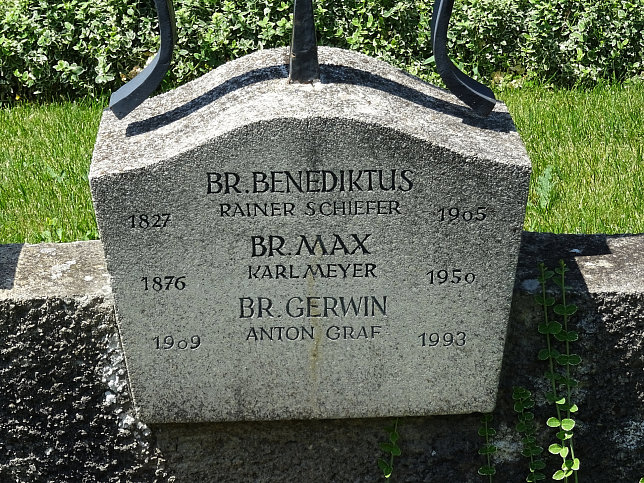 Strebersdorfer Friedhof, Grab der Schulbr�der