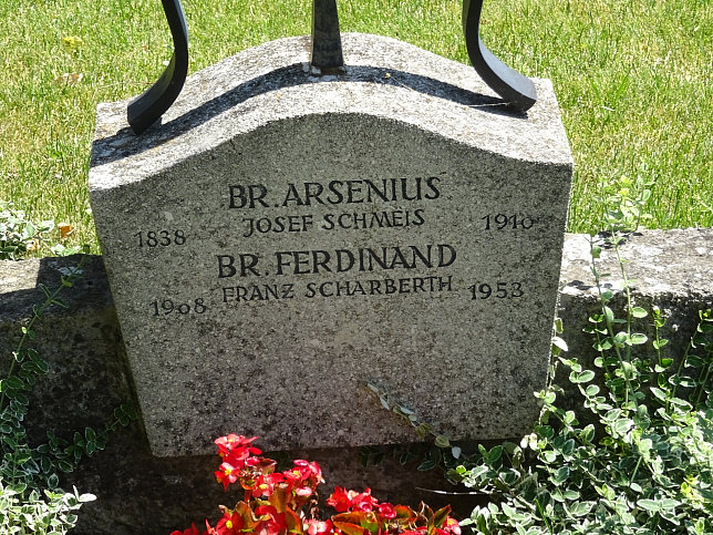 Strebersdorfer Friedhof, Grab der Schulbr�der