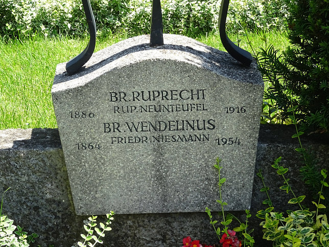 Strebersdorfer Friedhof, Grab der Schulbr�der