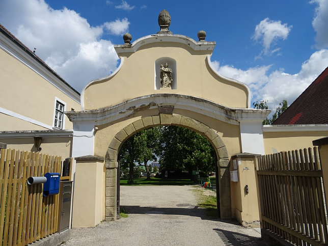 Pfarrhof und Gutshof bei der Breitenleer Pfarrkirche Hl. Anna