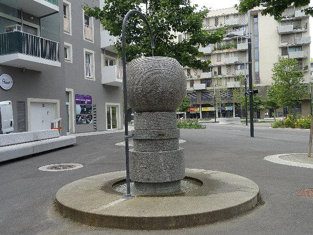 Brunnen am Simone-de-Beauvoir-Platz