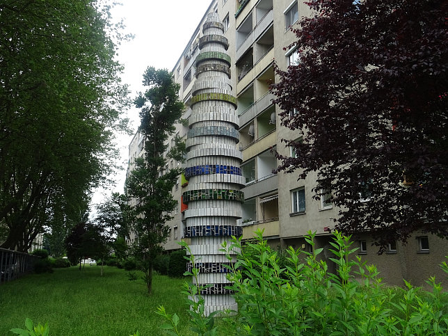 Kunststeinskulptur mit Keramik und Glaselementen