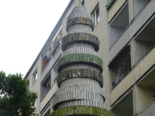 Kunststeinskulptur mit Keramik und Glaselementen