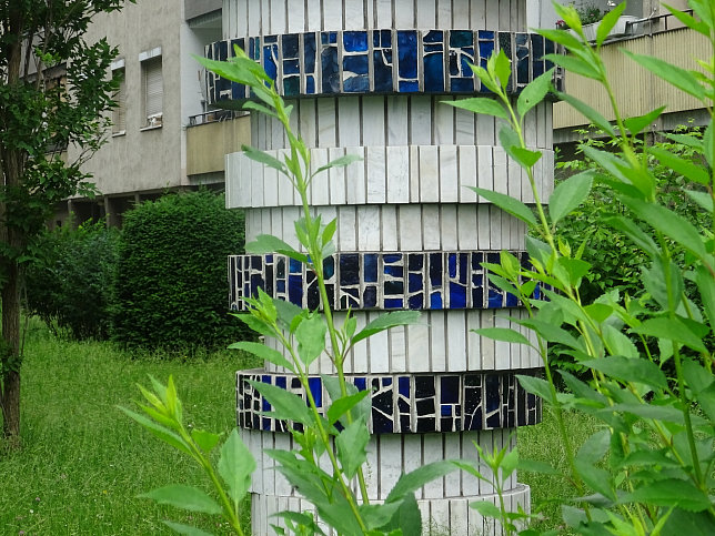 Kunststeinskulptur mit Keramik und Glaselementen
