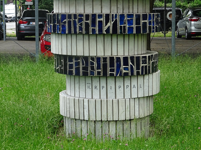 Kunststeinskulptur mit Keramik und Glaselementen