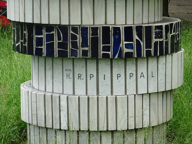 Kunststeinskulptur mit Keramik und Glaselementen
