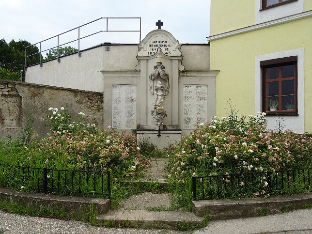 Kriegerdenkmal bei der Pfarrkirche in Atzgersdorf