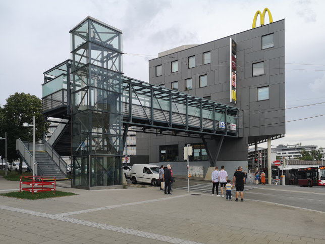 Treppenturm und Verbindungsbrcke Liesinger Platz