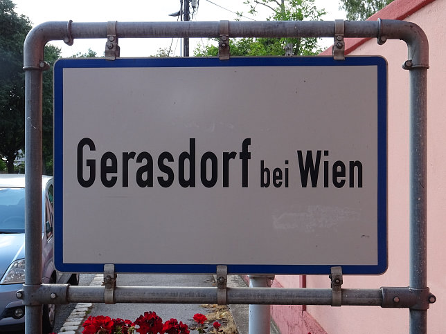 Gerasdorf bei Wien, Ortstafel