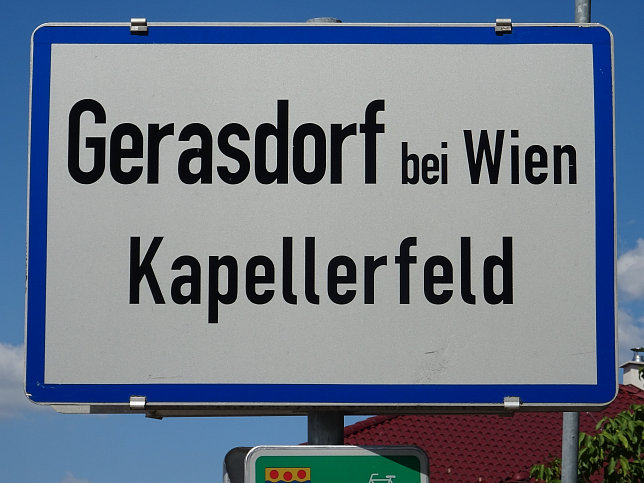 Kapellerfeld, Ortstafel