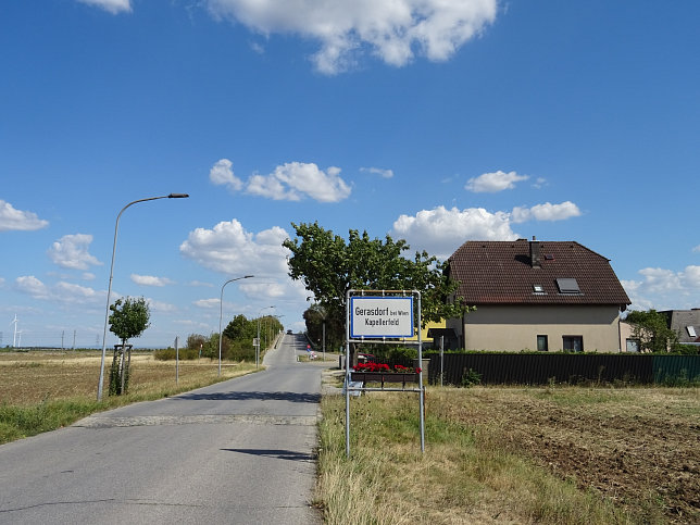 Kapellerfeld, Ortstafel
