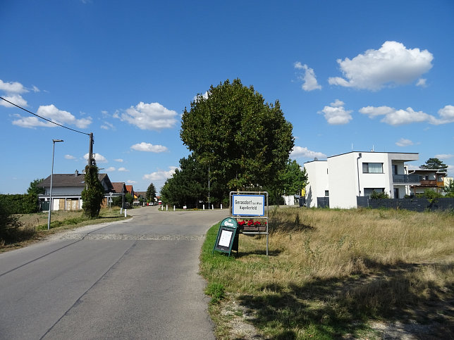 Kapellerfeld, Ortstafel