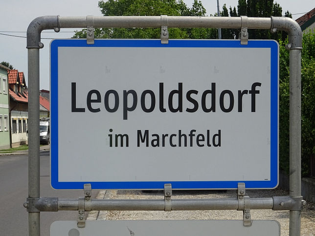 Leopoldsdorf im Marchfeld, Ortstafel