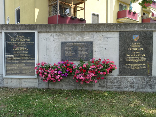 Markgrafneusiedl, Gedenktafeln