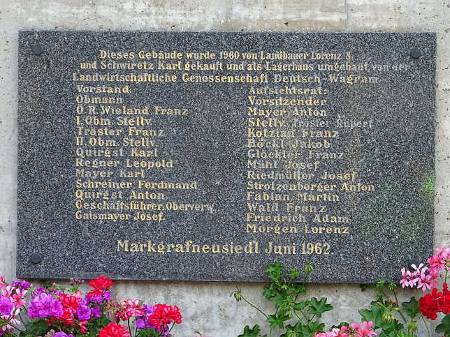 Markgrafneusiedl, Gedenktafeln