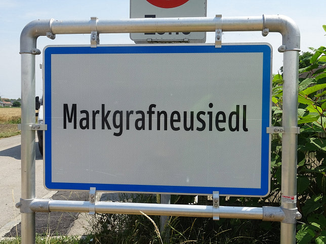 Markgrafneusiedl, Ortstafel