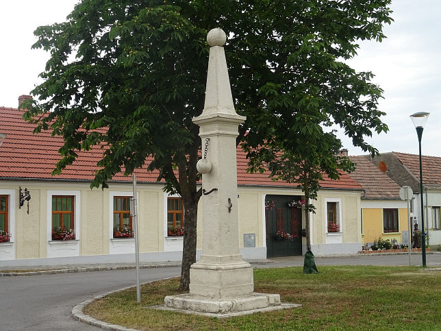 Orth an der Donau, Pranger