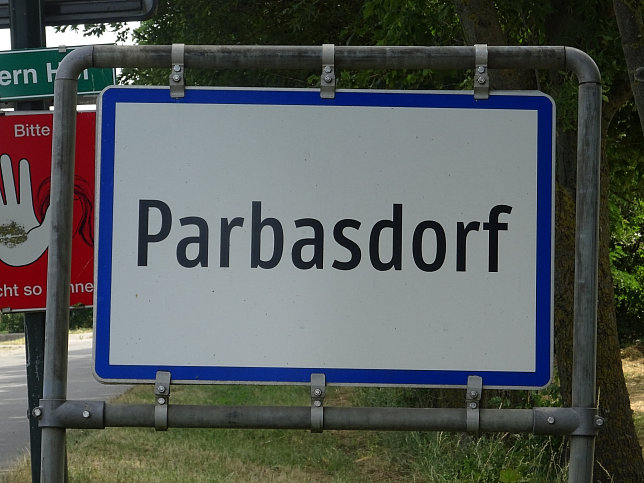 Parbasdorf, Ortstafel