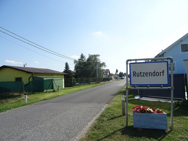 Rutzendorf, Ortstafel