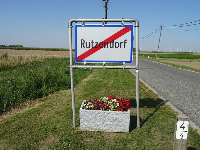 Rutzendorf, Ortstafel-Ende