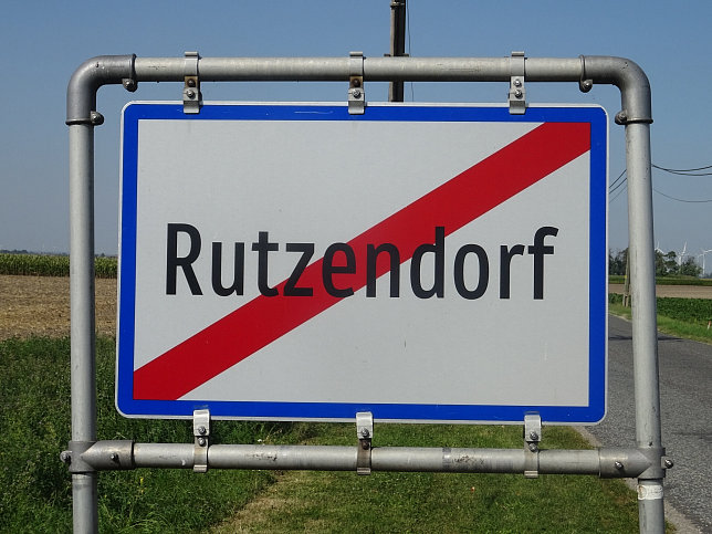Rutzendorf, Ortstafel-Ende
