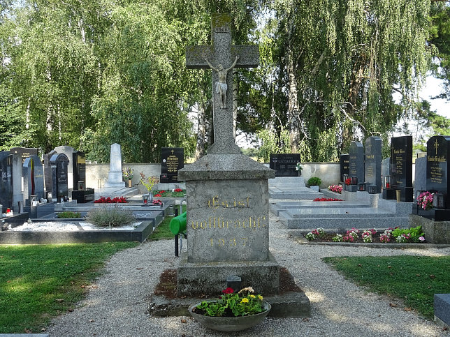 Schönau an der Donau, Friedhofskreuz