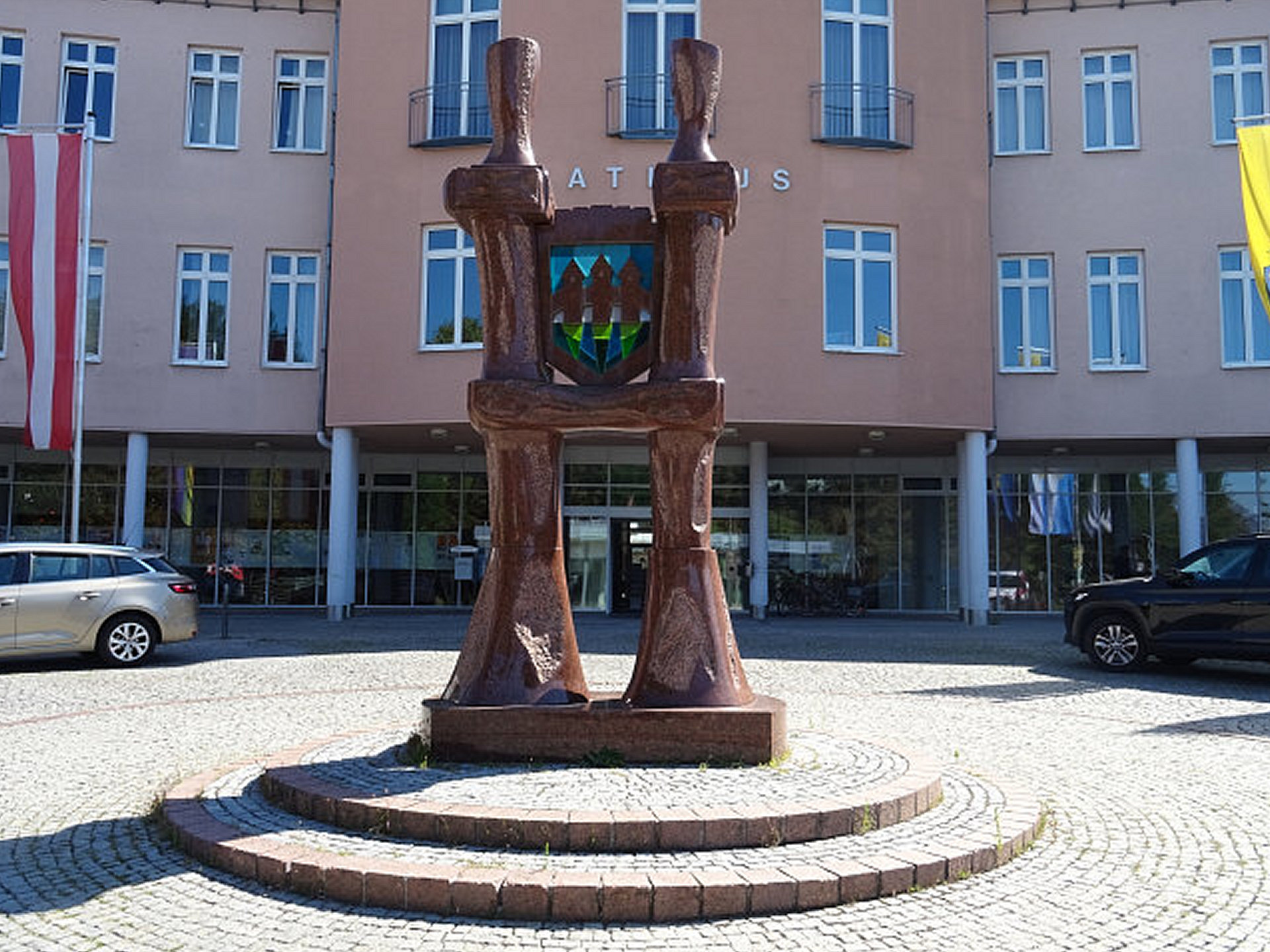 Schwechat, Rathaus mit Wappen