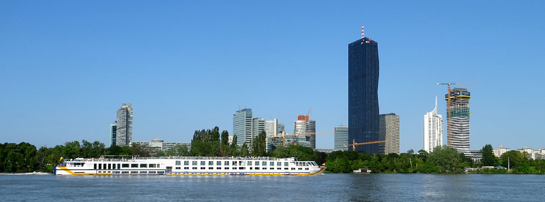 Wien, Schiff Fidelio vor Skyline